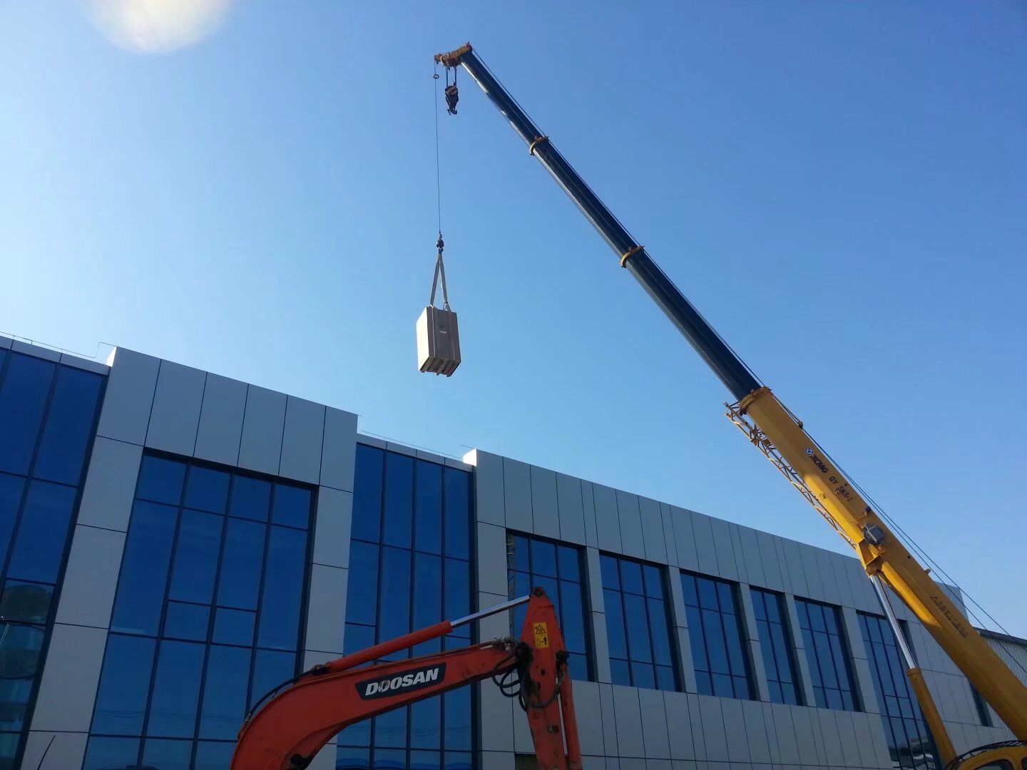 Outdoor unit lifting