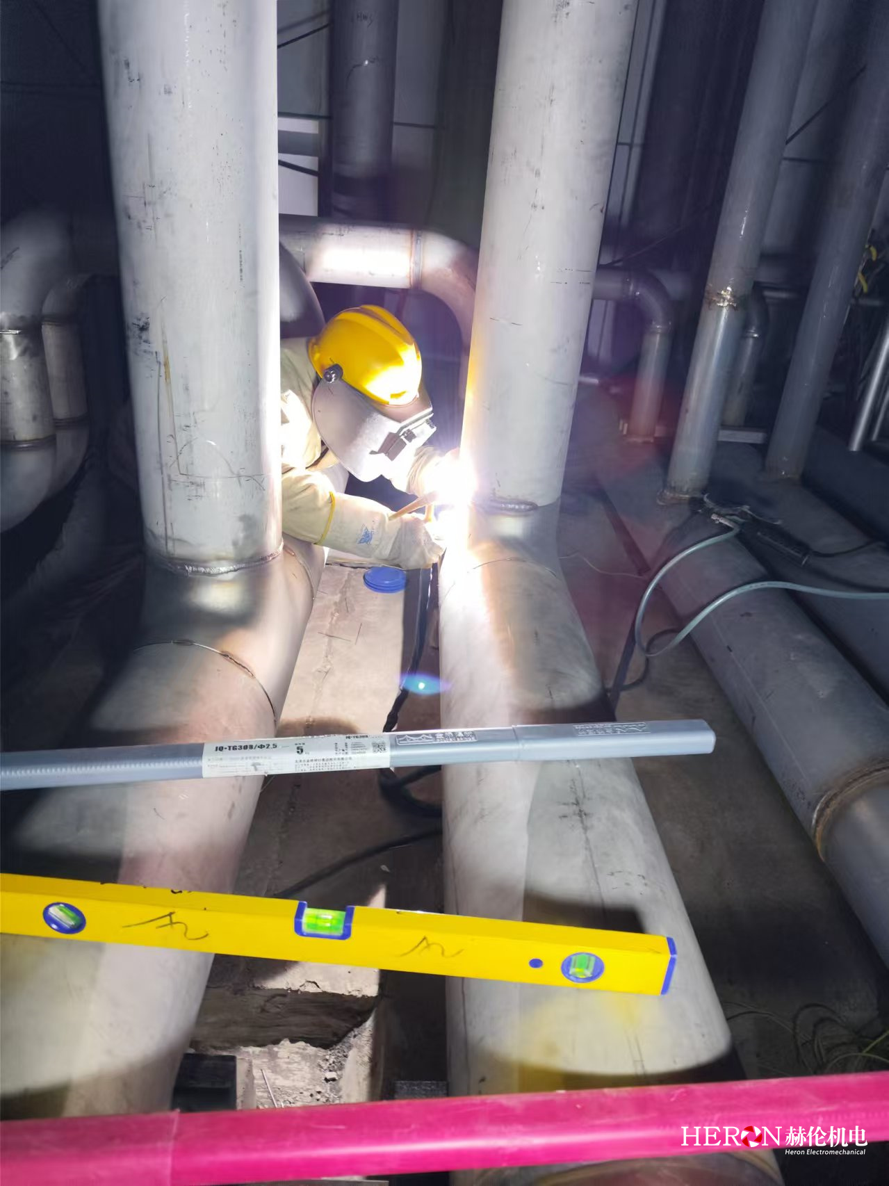Stainless steel pipe argon arc welding operation